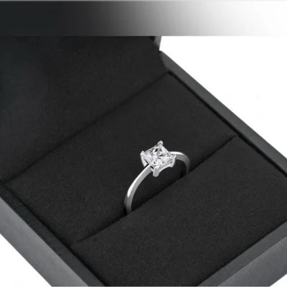 Francis Claire Gorgeous Size 6 Bellamy 0.85 carat princess-cut moissanite - Picture 5 of 7